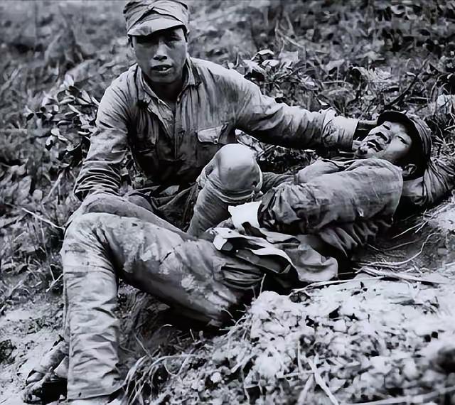 1955年，40军副政委翟文清回乡探亲，乡亲们很激动，围在院子里嘘寒问暖：“文清