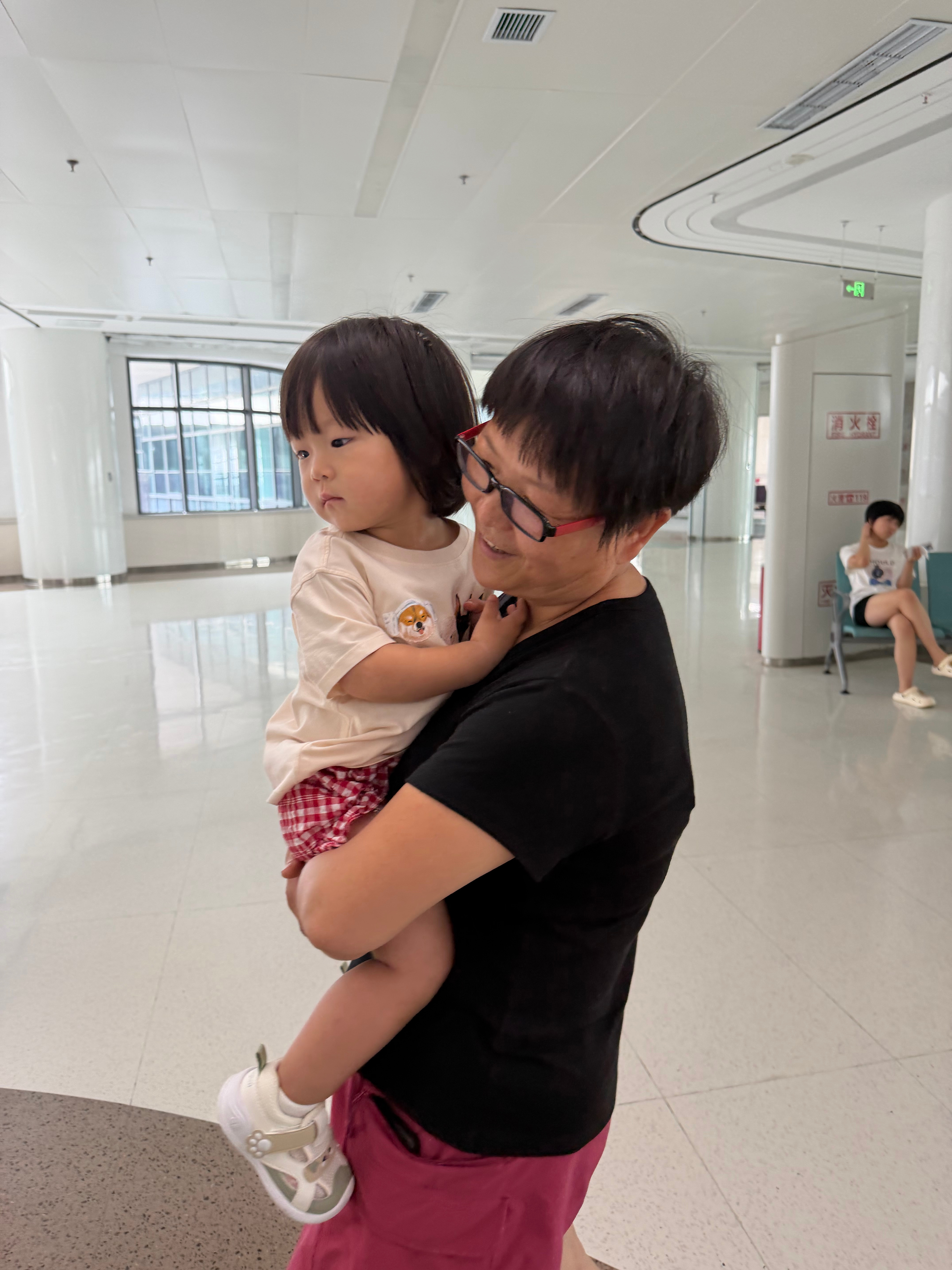 今早带小满做了个微量元素检测本以为孩子会大哭，没想到孩子情绪稳定非常配合 