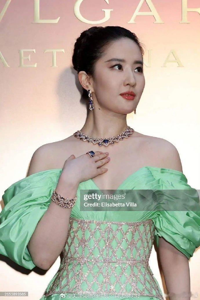 刘亦菲、杨紫这类脸型，似乎用刘海遮下额头会更好些，不然显得又长又圆。 