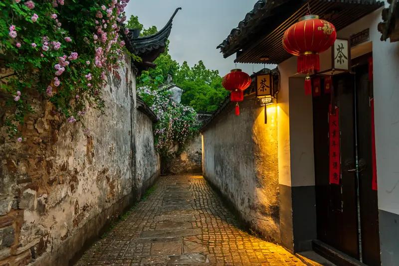 上联：思江南雨巷，诚邀下联梦心中情人