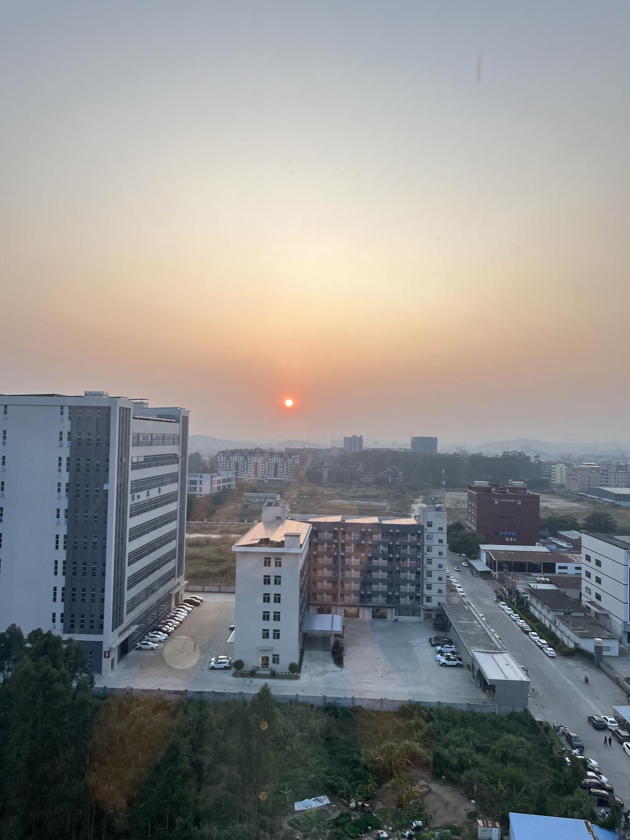 结婚三年以上的夫妻都该明白，这世上压根没有"完美伴侣"，只有没暴露的缺点。就像新