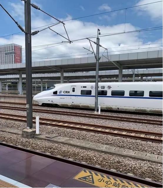 难怪国家持续加码高铁基建！实测能耗碾压飞机私家车，三项自研黑科技撑起绿色交通，路
