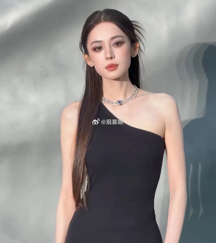 知道 娜扎为什么有顶级美貌，却没能成为顶流了，就是不会“装”。杨迪问她知不知道自