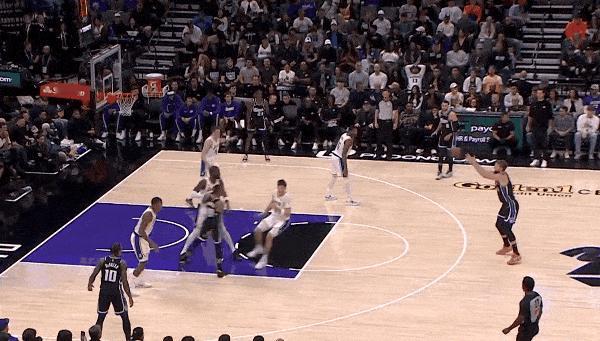 闹着玩呢？艾顿内线虚空封盖逗乐对手！
在今天NBA常规赛湖人对阵国王的第四节比赛