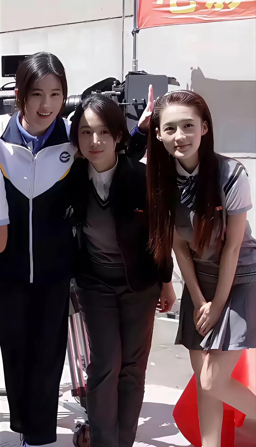 刘亦菲和李沁我认识，中间女士是谁？