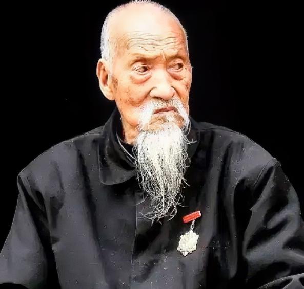 1942年，太行山深处，司凤梧被十四个日军包了饺子，前有刺刀，后有枪口，一脚踩空