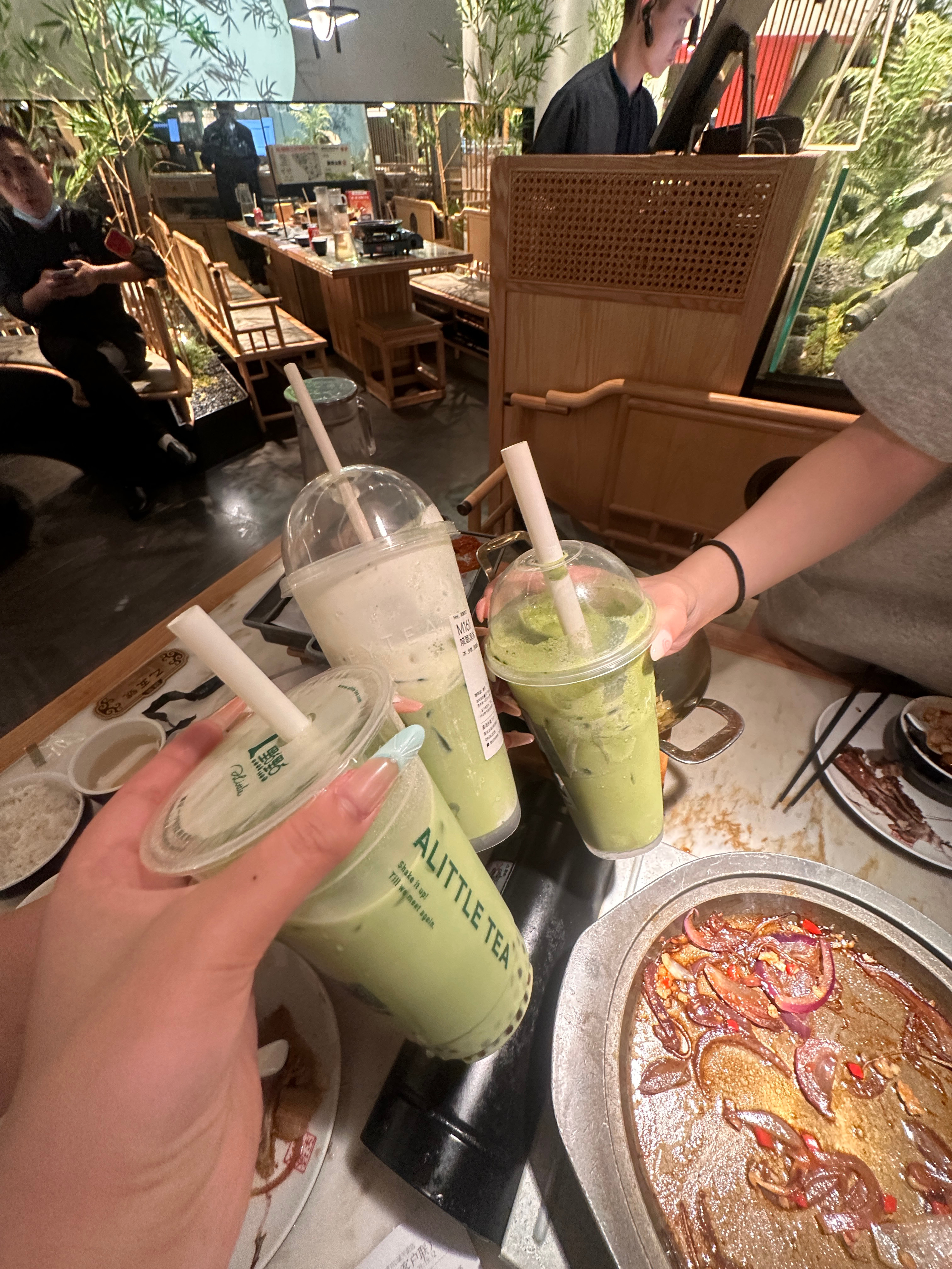 点完之后发现我们点的都是抹茶。很爱喝抹茶的三个妹子。 ​​​