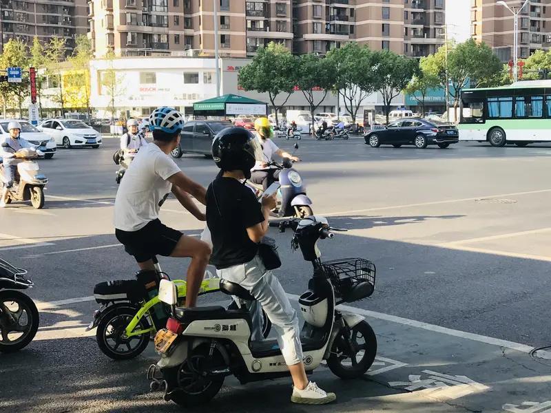 骑电动车戴头盔，那可是相当重要！北京交管部门数据显示，2025年电动自行车亡人事