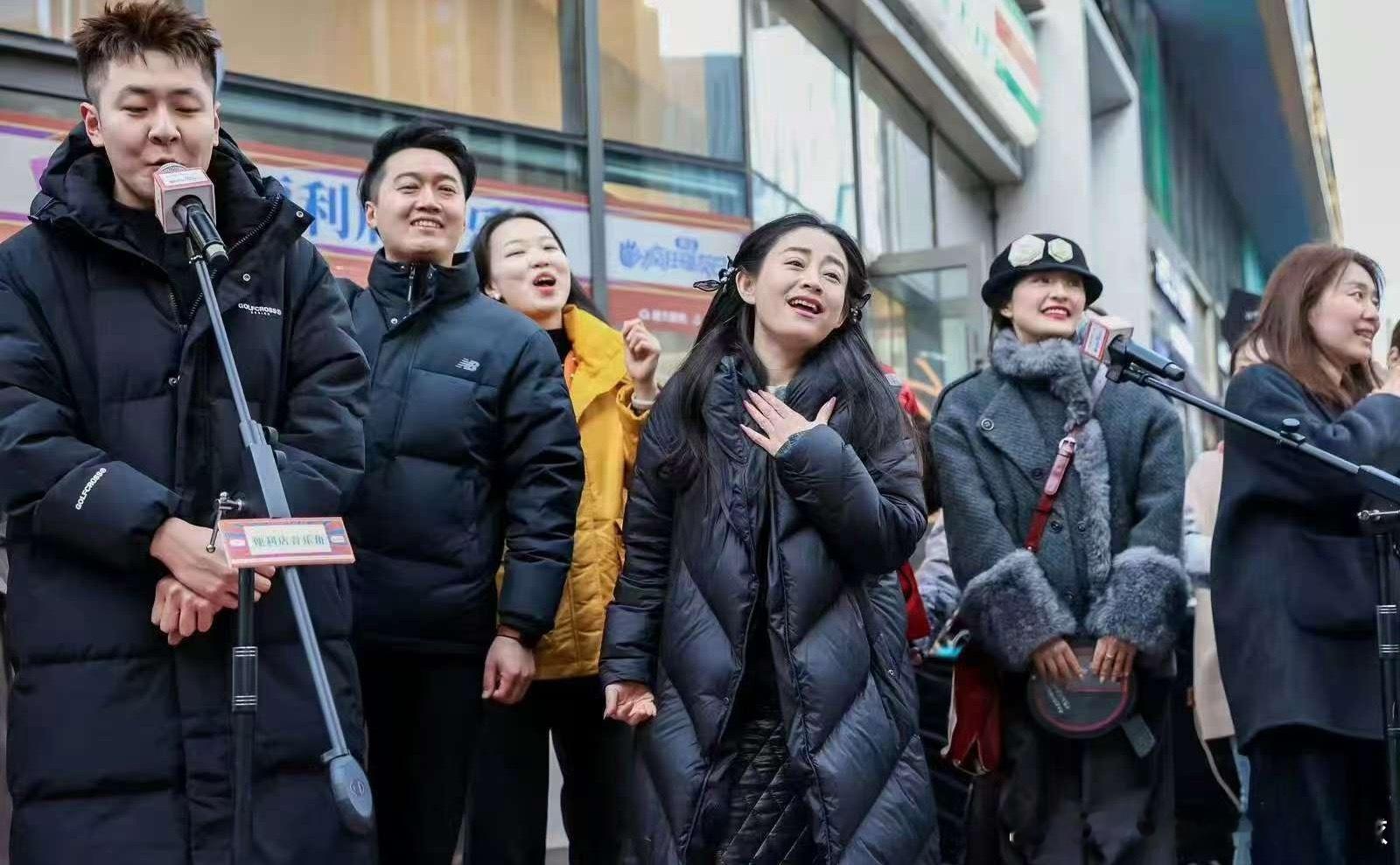 老狼歌迷在山西便利店安可老狼歌迷也太浪漫了！山西便利店秒变演唱会内场，猝不及防的