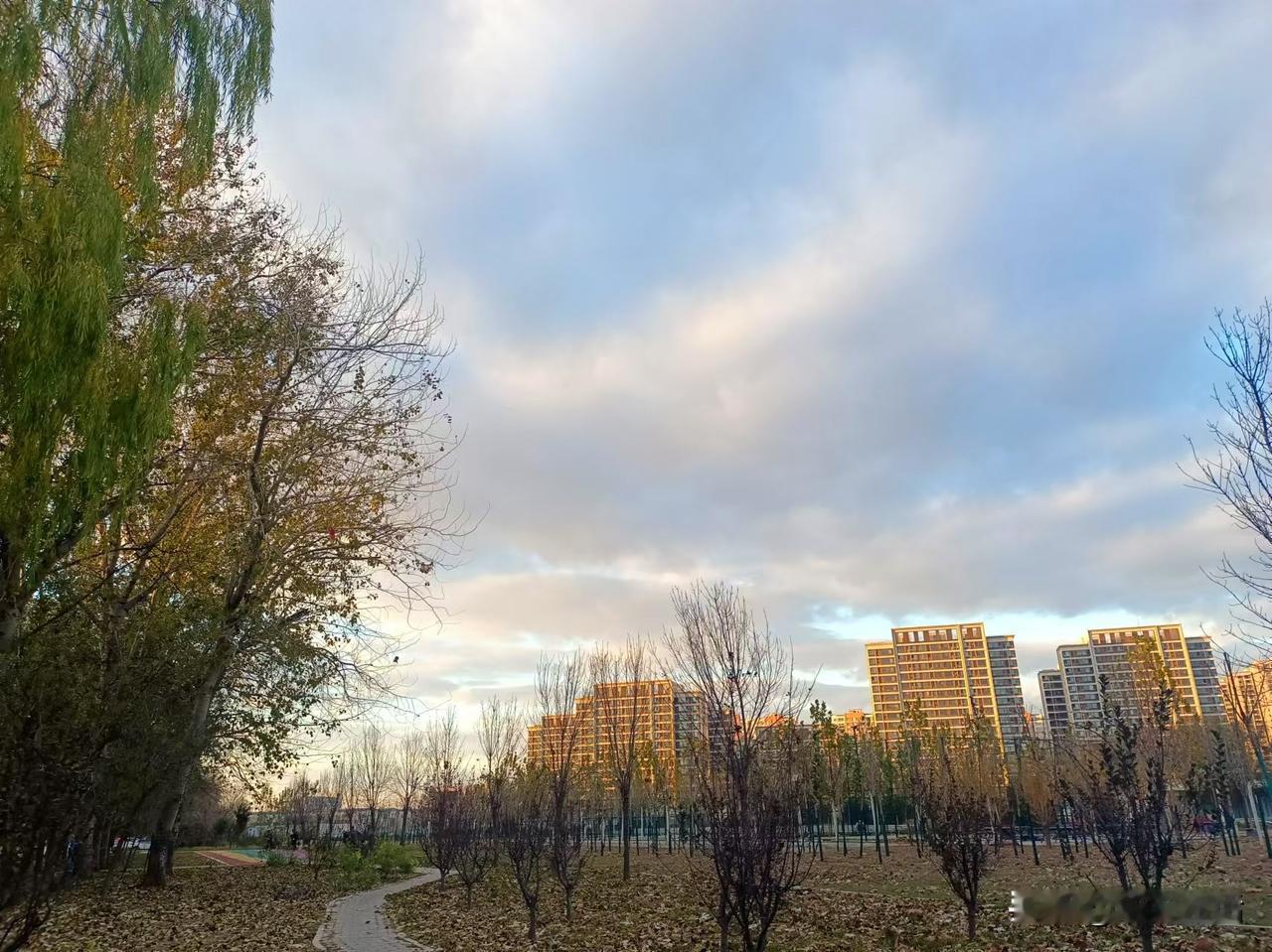 梁东方
偶然看见一个小视频，一个人在火车站的长椅上吃东西，不过是一个酸奶盒里装着