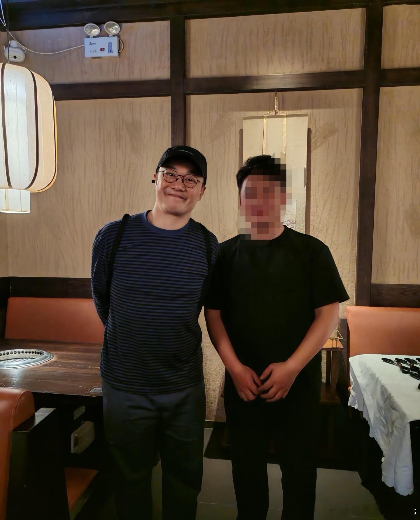 陈奕迅给烤肉店员工帽签陈奕迅对烤肉店员工说辛苦你了 有烤肉店员工今天上网分享他和