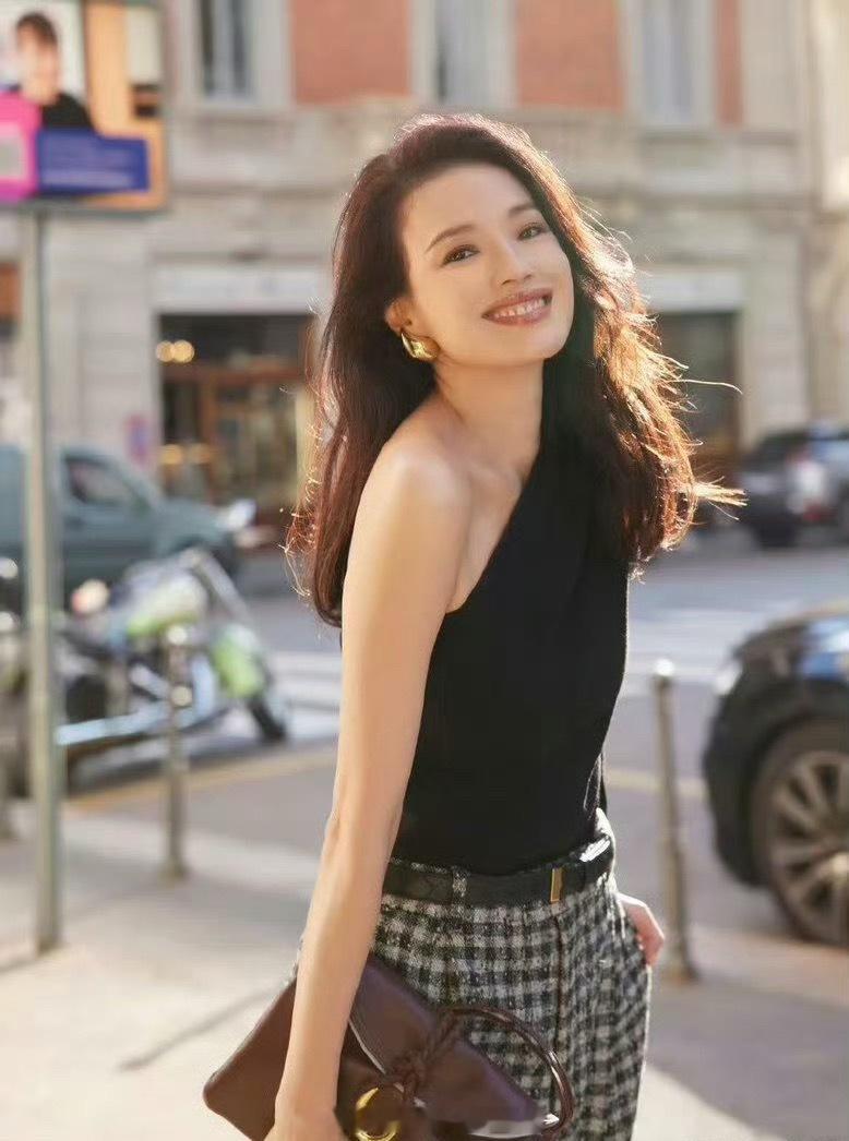 YU7代言人还是舒淇舒淇的美自带故事感，眼波流转间是慵懒的风情，唇角微扬时藏着随