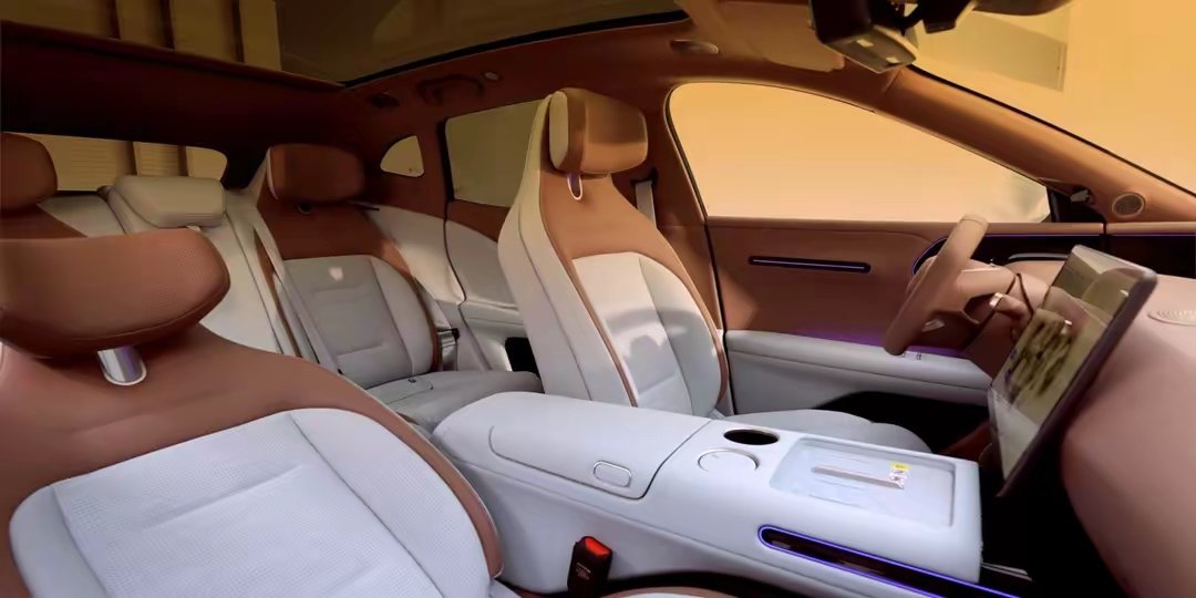9 月 26 日晚，阿维塔 07 正式上市，新车定位于中型 SUV，共计推出 6