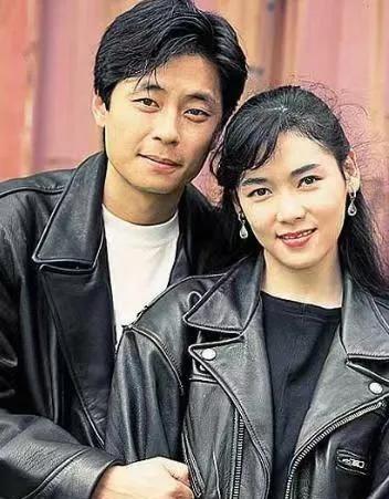 1990年，王杰谈了一个女朋友，有次他们去吃饭，消费了5000元，王杰却故意说自