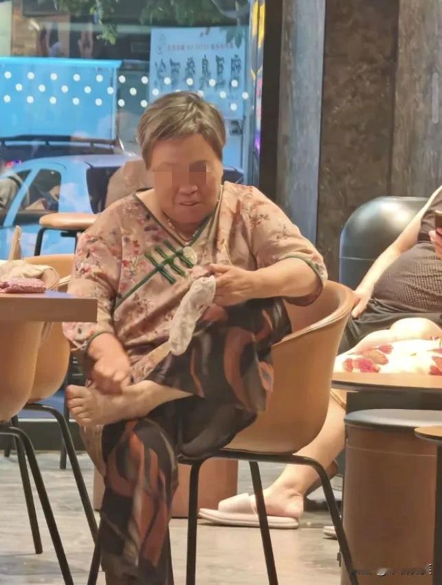 大妈把瑞幸咖啡当成自己家了！青岛一家瑞幸咖啡，一位大妈不点餐，自带吃喝，热了脱了