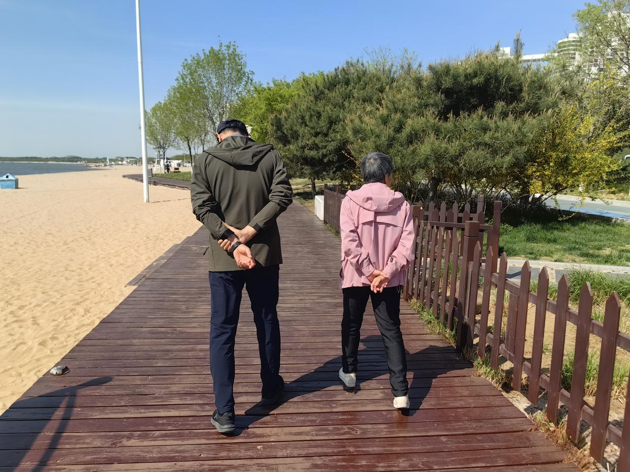 我认为不值得！人挨人，人挤人，人碰人！累了，停不下脚🦶，找不着地，无奈跟着不停