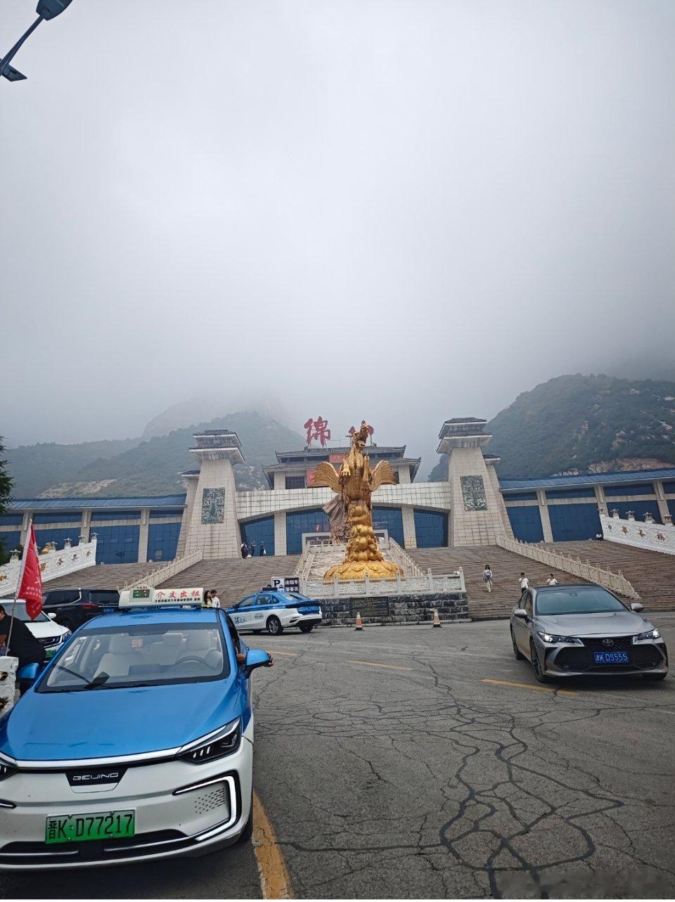 山西介休绵山旅游绵山风景区位于山西省晋中市介休市兴地村，是一处集自然风光和人文景