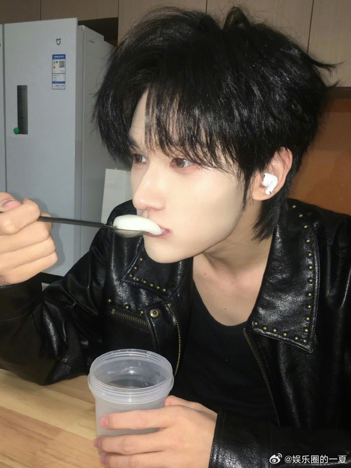 余宇涵官宣我们的爸爸2 恭喜余宇涵成为《我们的爸爸2》最年轻观察室嘉宾，年纪轻轻