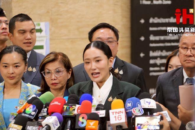 据泰国头条新闻消息，8月4日，佩通坦向法院提交了声明，表示不会辞职。
 
据泰国