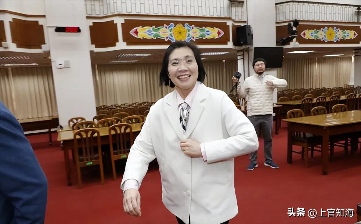 徐欣莹或成吴子嘉事件最大受益者，检调急忙按下暂停键。就在10月22日，检调大动作