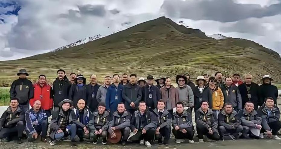 这张照片，就是在雪山下放“升龙”烟花秀的全体人员照片！
是不是等有关部门对生态损