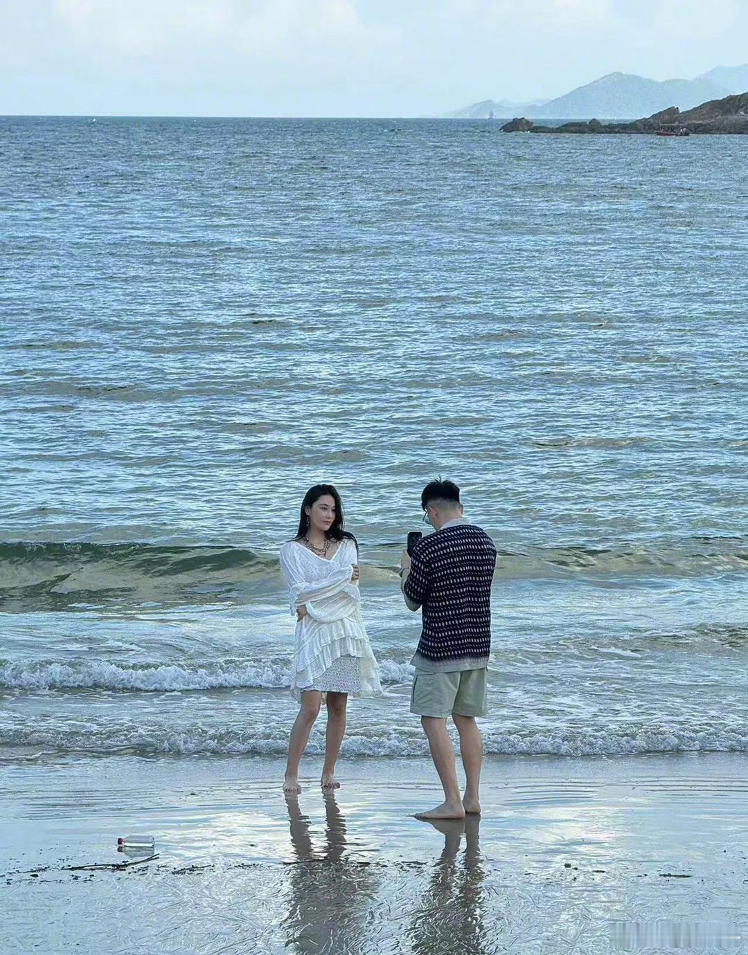 #张馨予何捷海边拍照# 有网友在海边偶遇张馨予何捷，何捷贴心帮老婆拍照。随后，张
