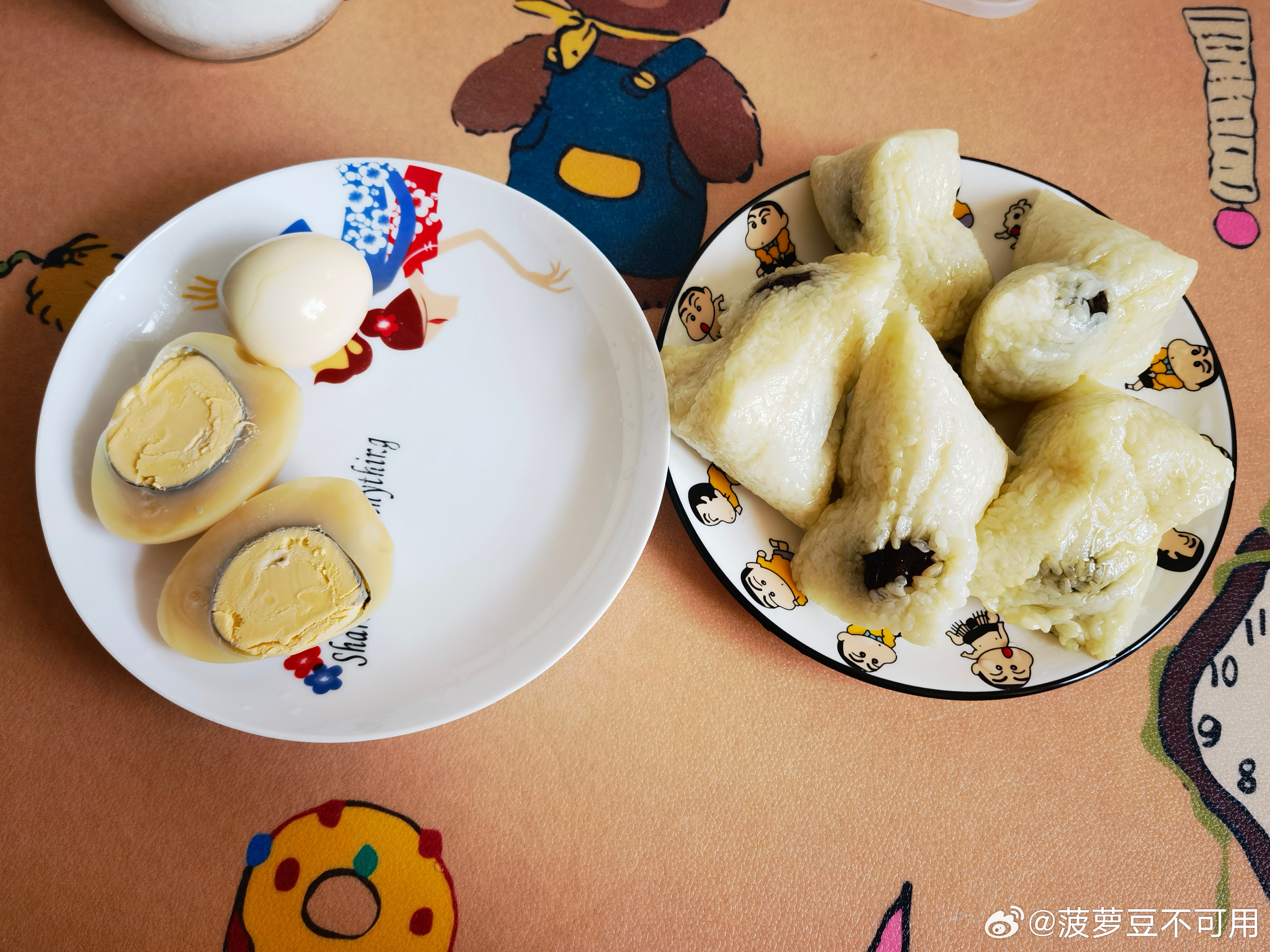 生活手记 大家端午安康，都吃粽子了吗？婆婆一早就来给送粽子，鹅蛋和鸡蛋都是在粽子