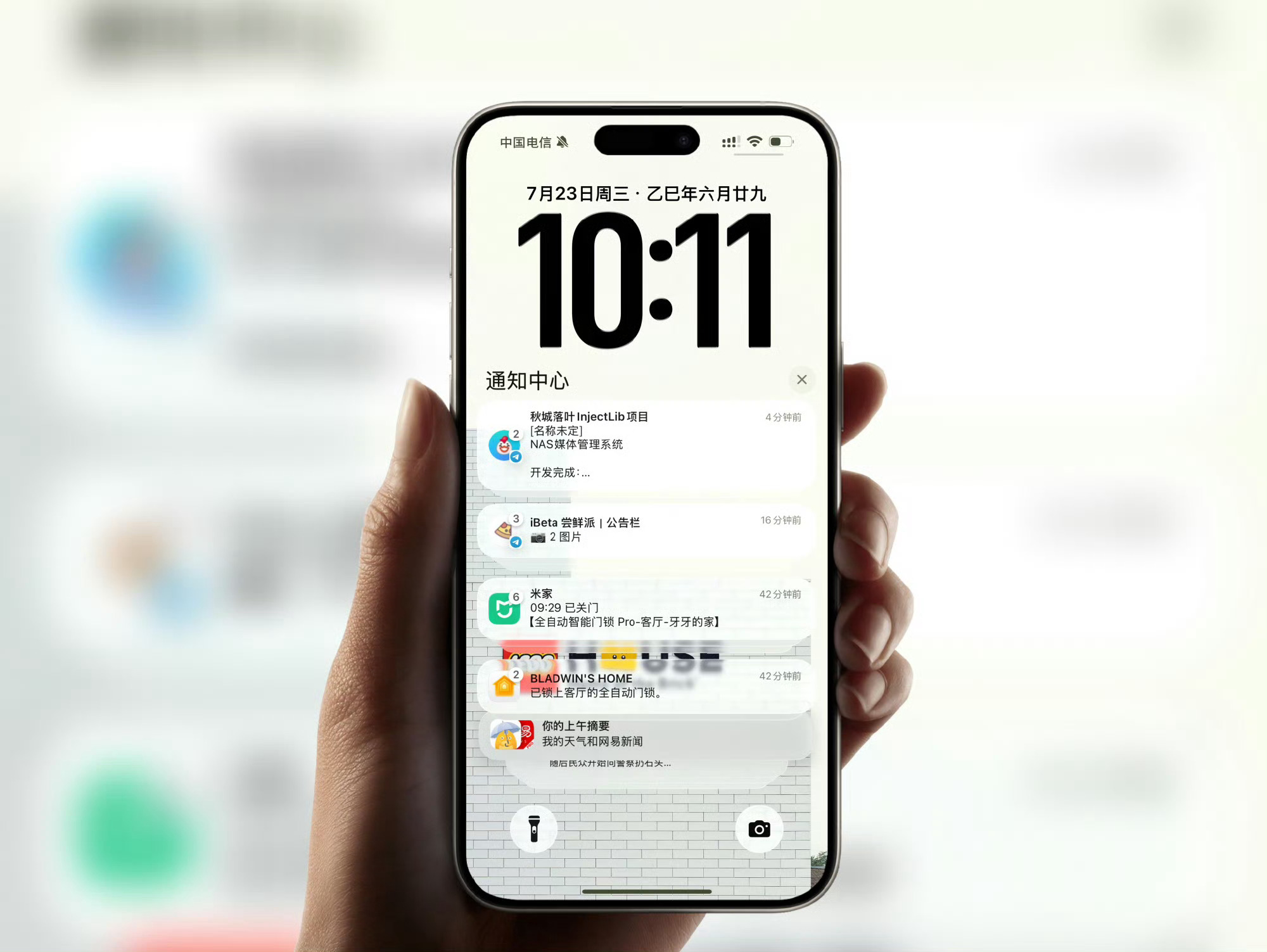 iOS 26 beta 4 进一步优化了易读性问题。深色壁纸字体是白色，透明效果