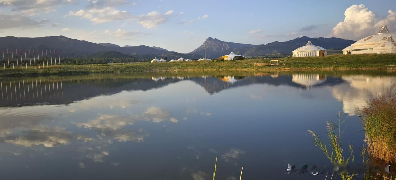 伙伴中午过来谈些事。
准备定个包间边吃边聊，我习惯性要订边上一食府。
“还订这家