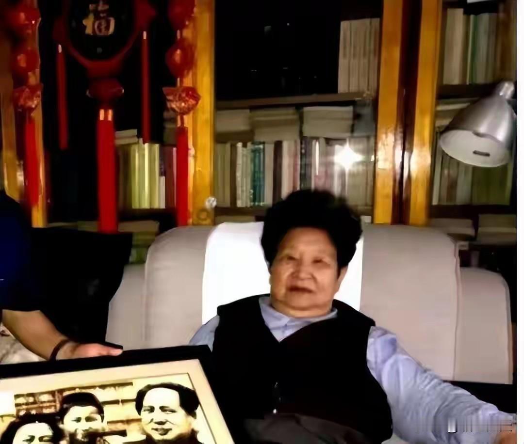 这是李讷晚年生活照，很多人看哭了！

李讷是毛主席的“满女”（备注：湖南方言，指