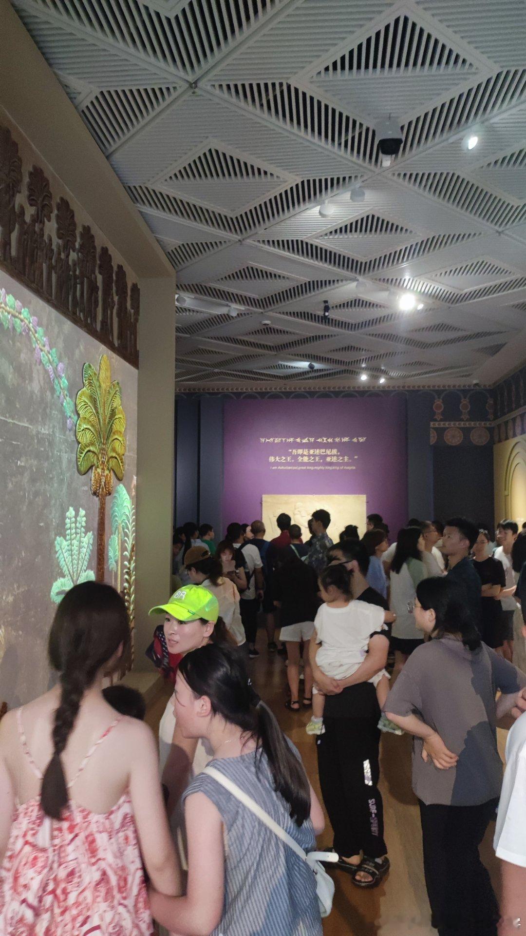 看完明清肖像看了眼亚述展，一楼入口排长队，二楼展厅内熙熙攘攘警报声此起彼伏。落荒