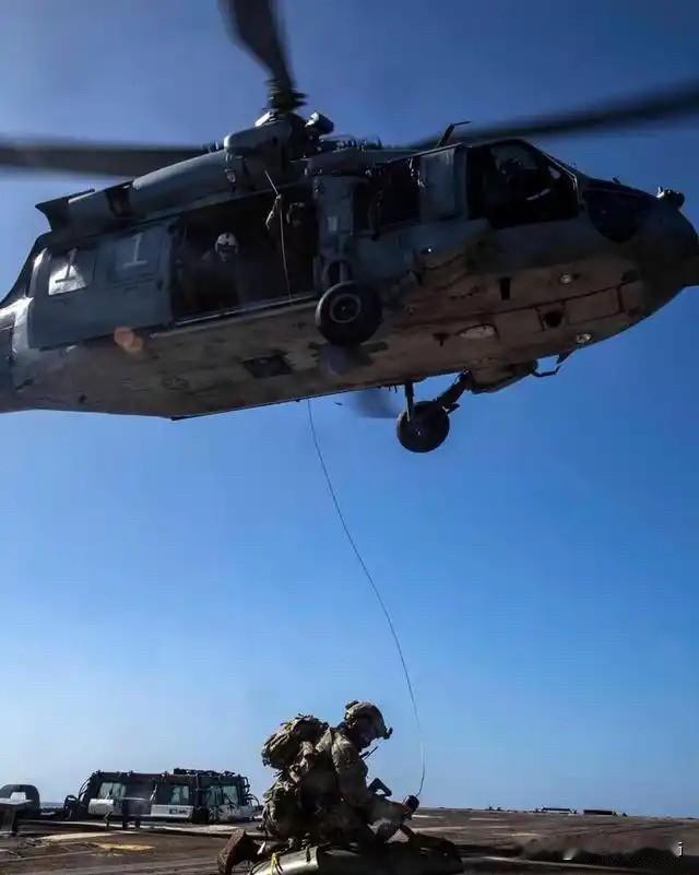 当地时间2月24日，美军在印度洋武装扣押了悬挂库克群岛国旗的“伯沙号”“影子舰队