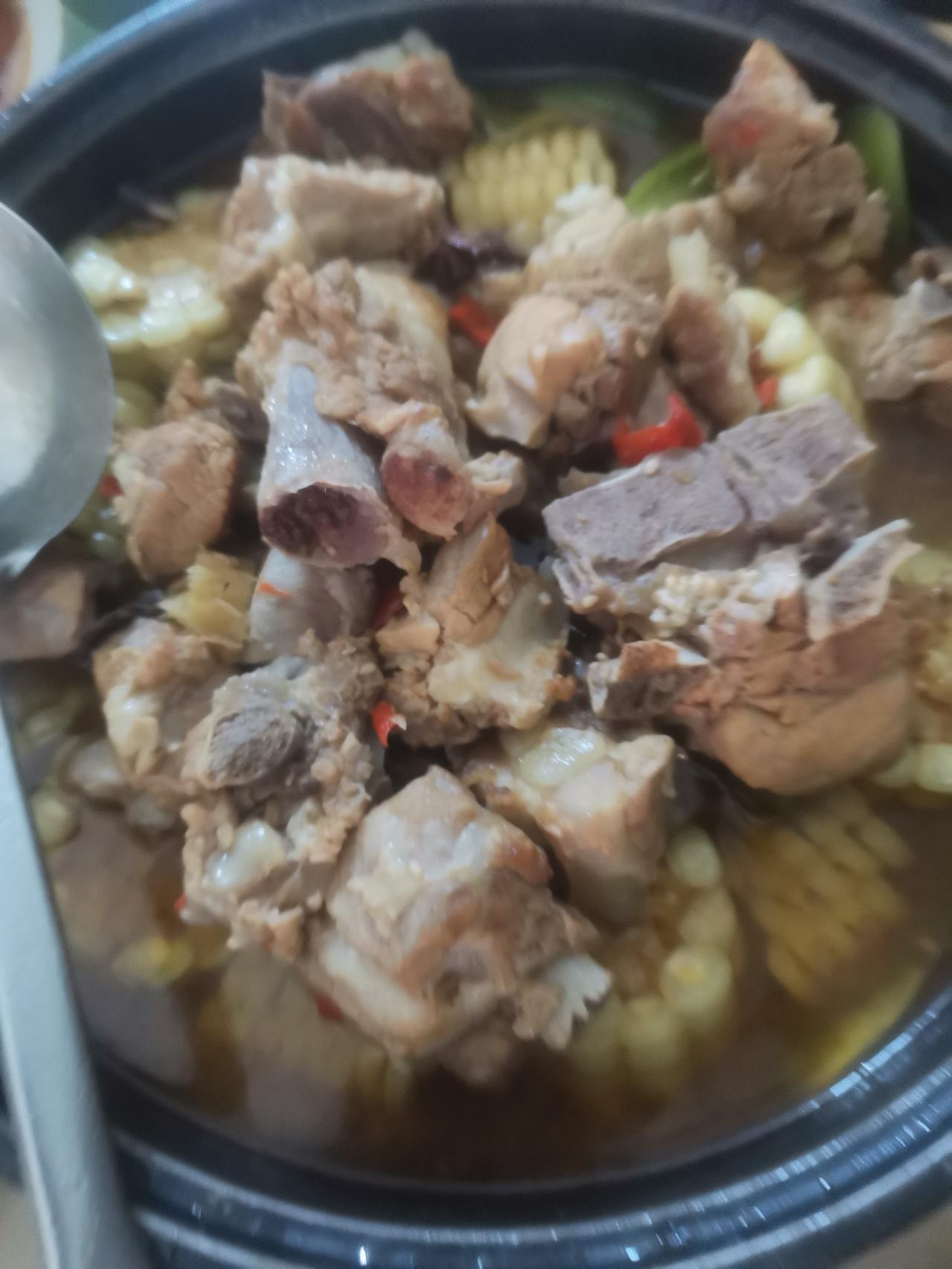 今天中午在我妈家吃饭。
一大早，我妈就在高压锅压好了排骨炖玉米。
早晨买的乌鸡，
