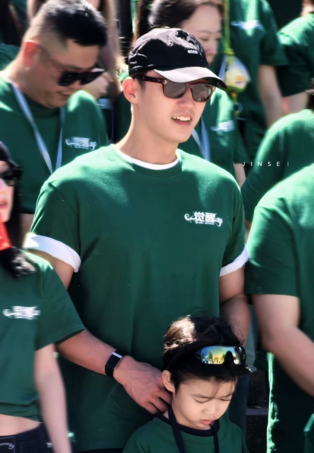 黄景瑜为新角色剪发了黄景瑜觉醒开机这身材用心雕琢每一处细节，黄景瑜剪发迎接新角色