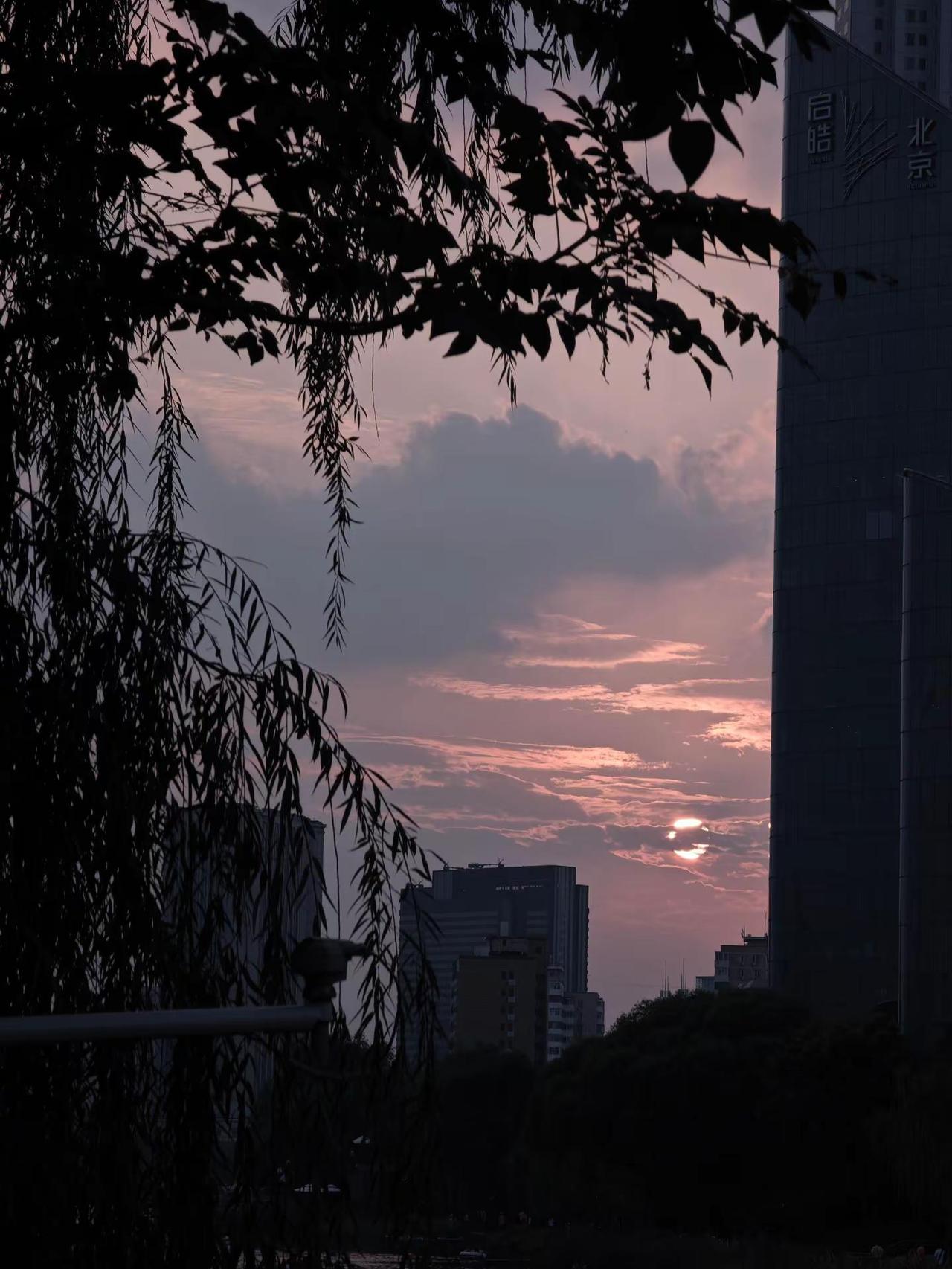 苦海翻起爱恨，在世间难逃命运!城市天际线随手拍天空