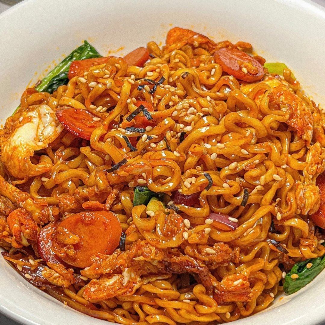 大晚上的好饿，好想来一碗火鸡面🍜你们觉得三养的好吃，还是白象的好吃😁😁（好