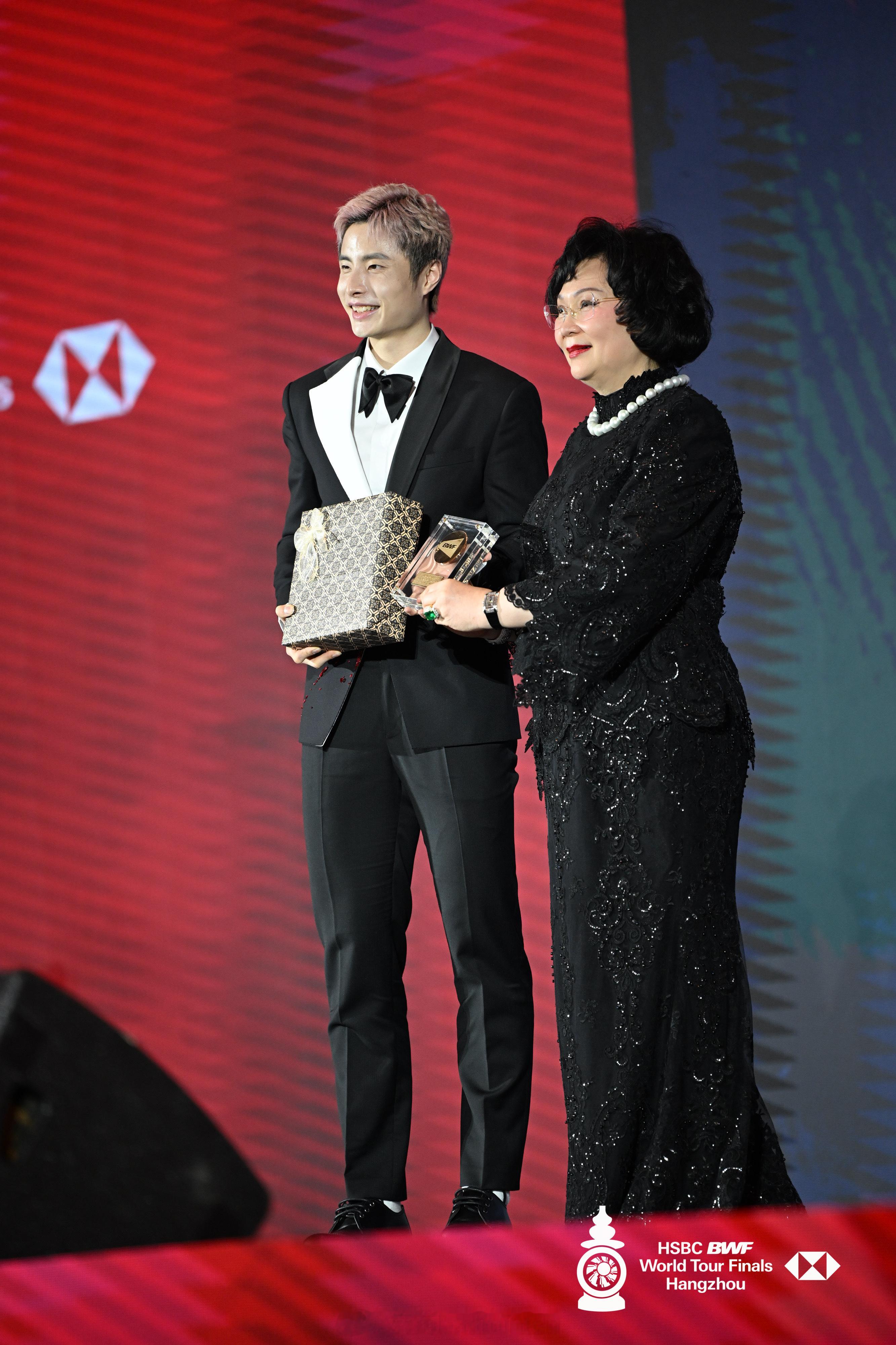 年度最具人气男运动员：🇨🇳石宇奇年度最具人气女运动员：🇰🇷安洗莹图源：官