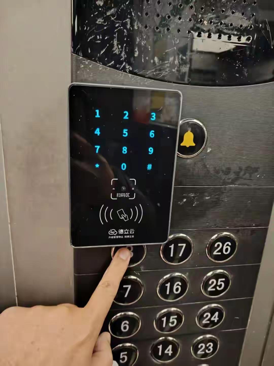 湖南一小区居民称因欠物业费被拉黑不能坐电梯，大量业主只能爬楼回家，官方回应：业主