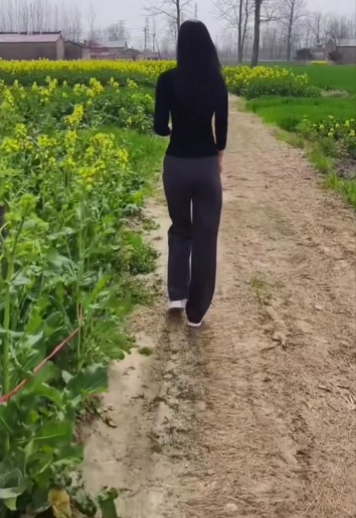 七律  节后春遇村姑


麦已返青蛙未鸣，
菜花蝶绕野莺声。
云藏碧水晴渠暖，