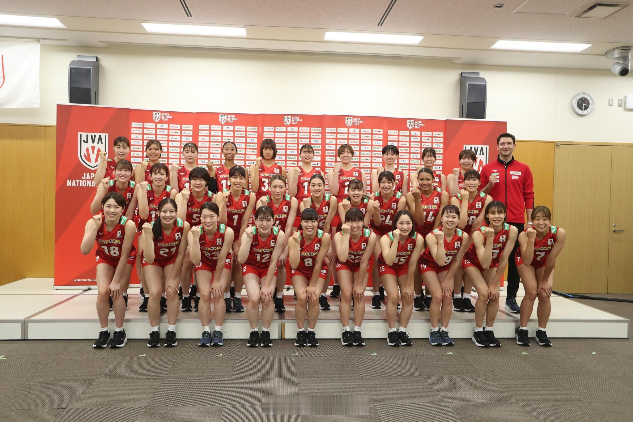 国际排球动态 新一届日本女排今天召开赛季新闻发布会。主教练阿克巴斯宣布了球队本赛