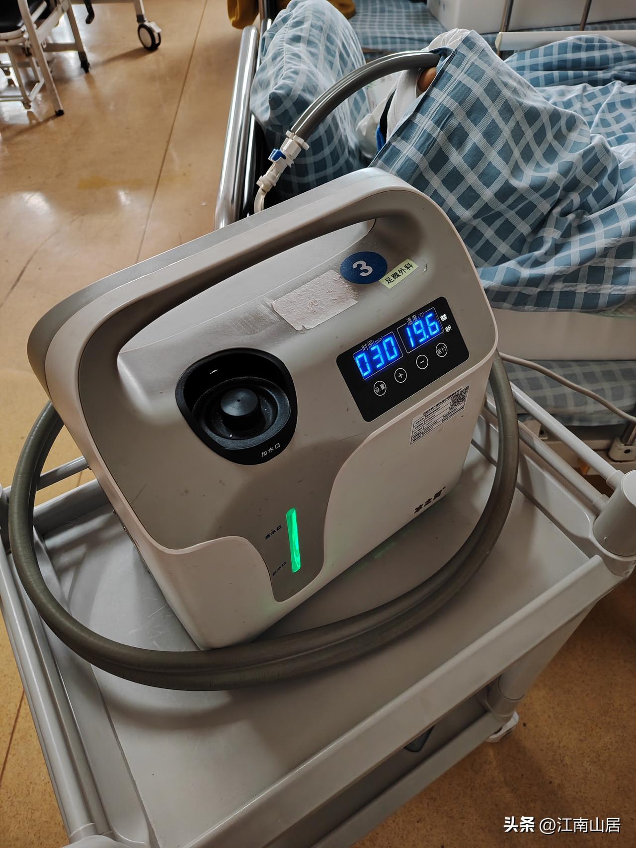 朋友摔伤了，我去看望他。正好看到，护士用这个冷敷机器。这个对于刚做完骨折手术的患