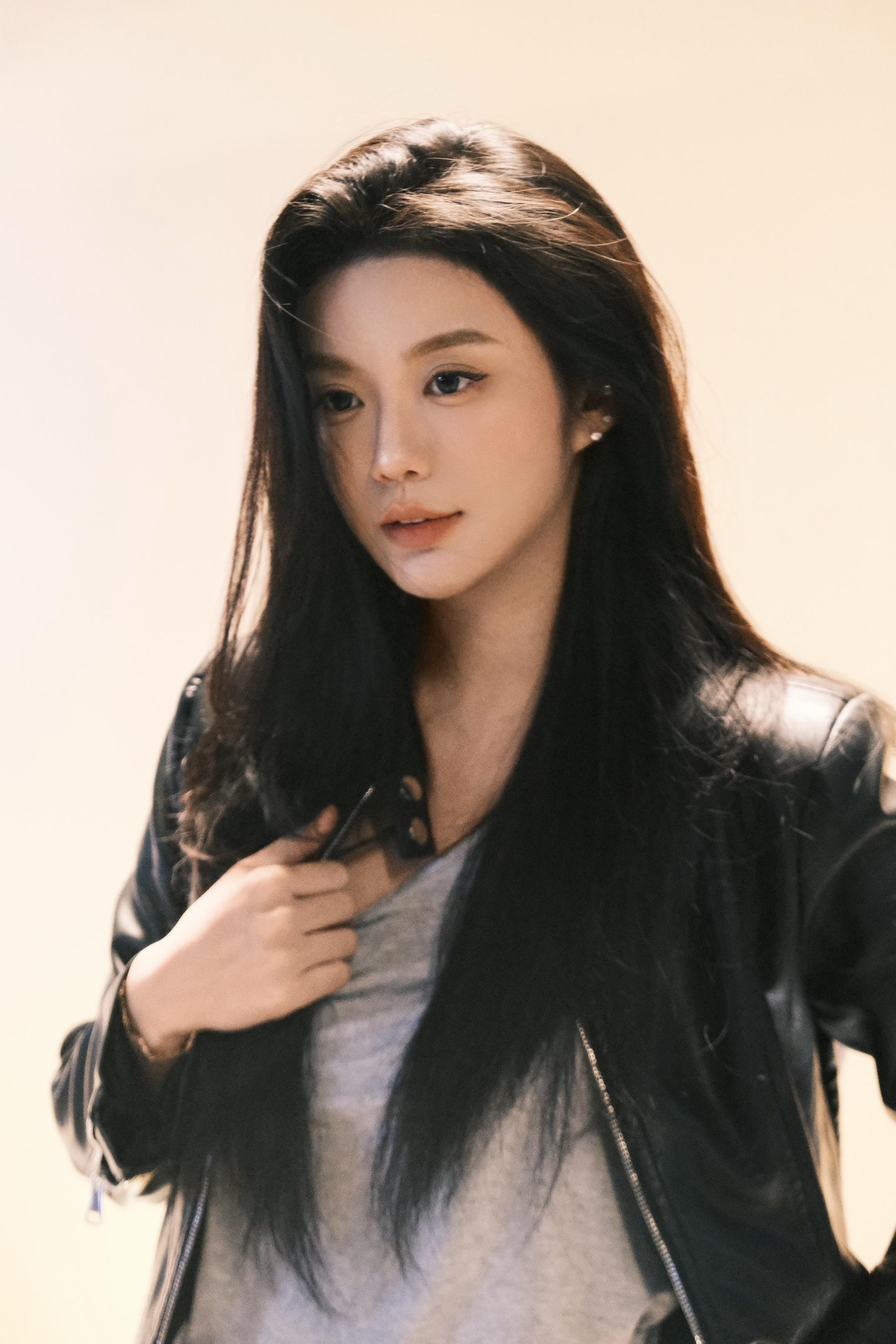 趁着灯火不算清晰，月明星稀，谈两三句