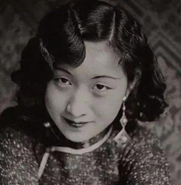 1927年，上海三大美女之一的国画家周炼霞结婚，婚后十分幸福，不料有一天丈夫出差