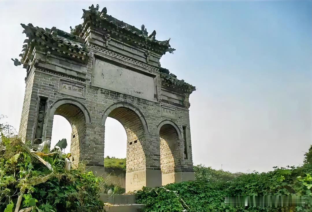 下联：拂拭残碑访古陵
上联：有请雅士[玫瑰][玫瑰][玫瑰]