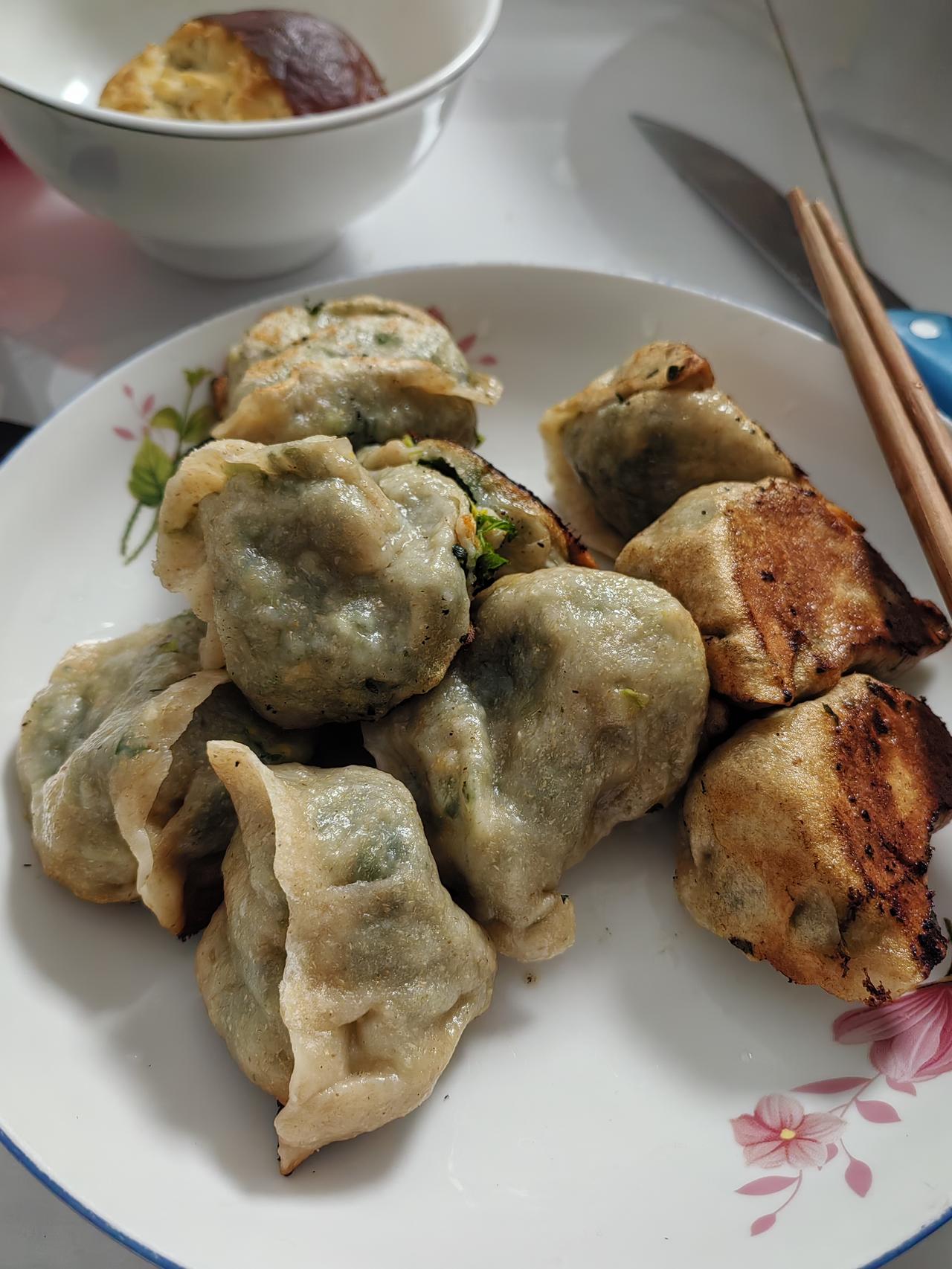 累坏了。去菜园虽然没干活，但是拔了小白菜，又把小白菜择干净了。然后又跟人家地邻要