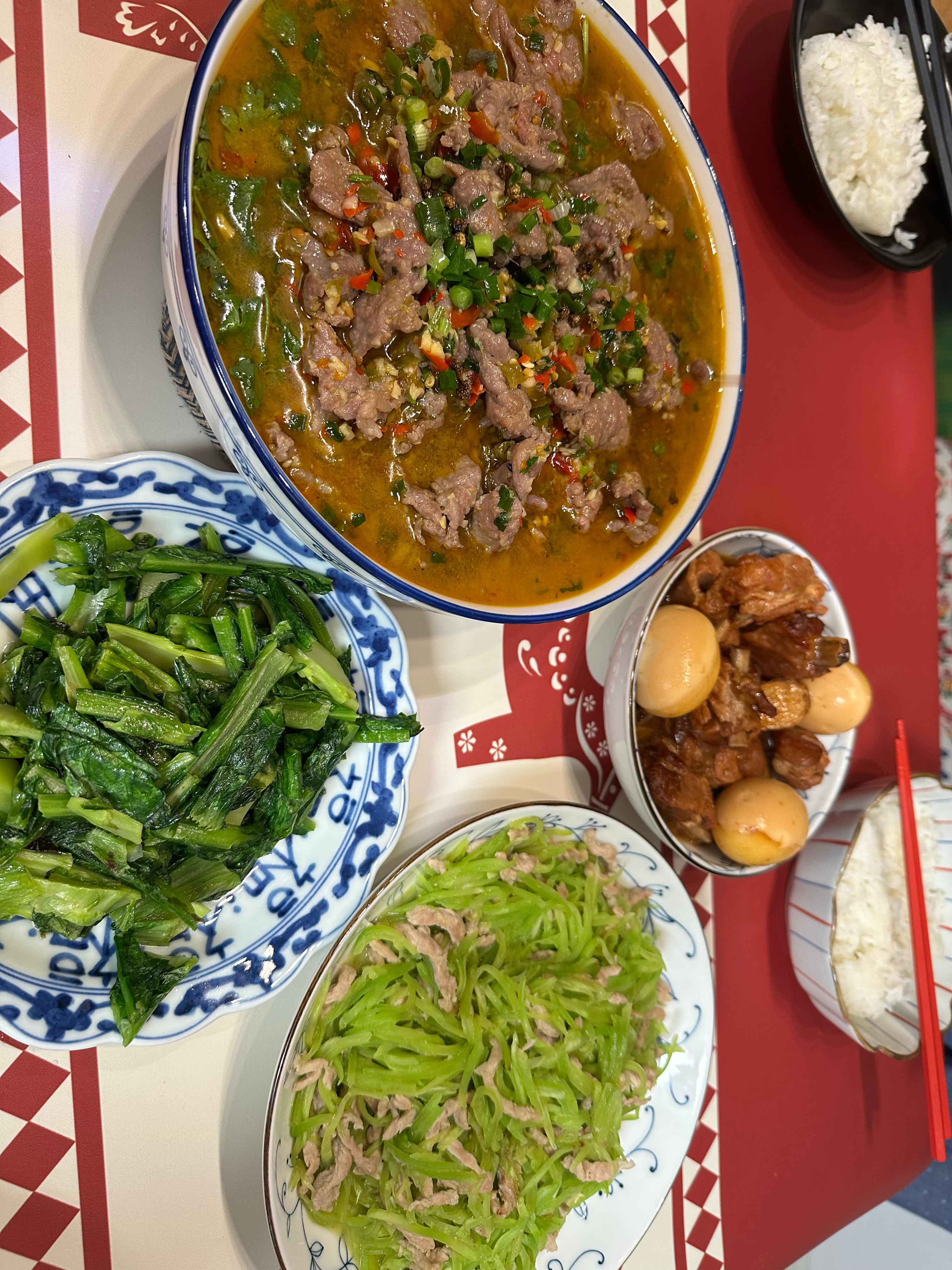 隆重推荐火车食堂 新品——双椒牛肉豆花。类似水煮牛肉，下面是嫩豆腐上锅蒸，上面放