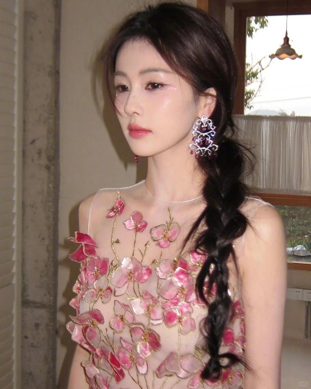 白鹿浙江跨晚造型 看到李青月出现在跨晚造型方案里，瞬间对浙江跨晚期待值拉满！白鹿