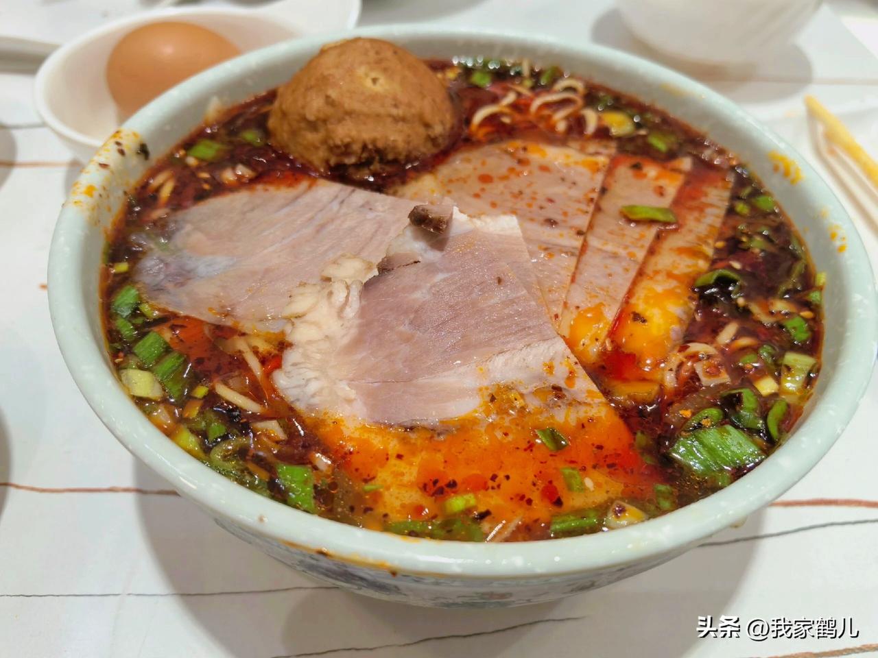 一碗面里的黄河魂
一口下去，是西北人的豪爽与细腻，
是千年丝路的烟火传承。
老板