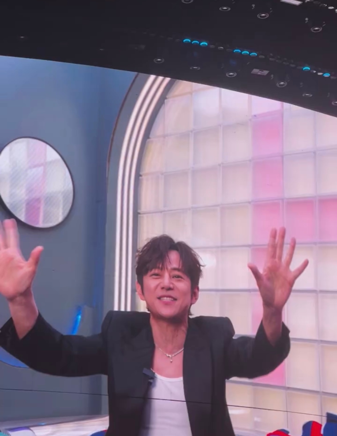 何老师给谢娜演唱会录了VCR何炅给谢娜演唱会录的VCR最好的何老师和娜姐 