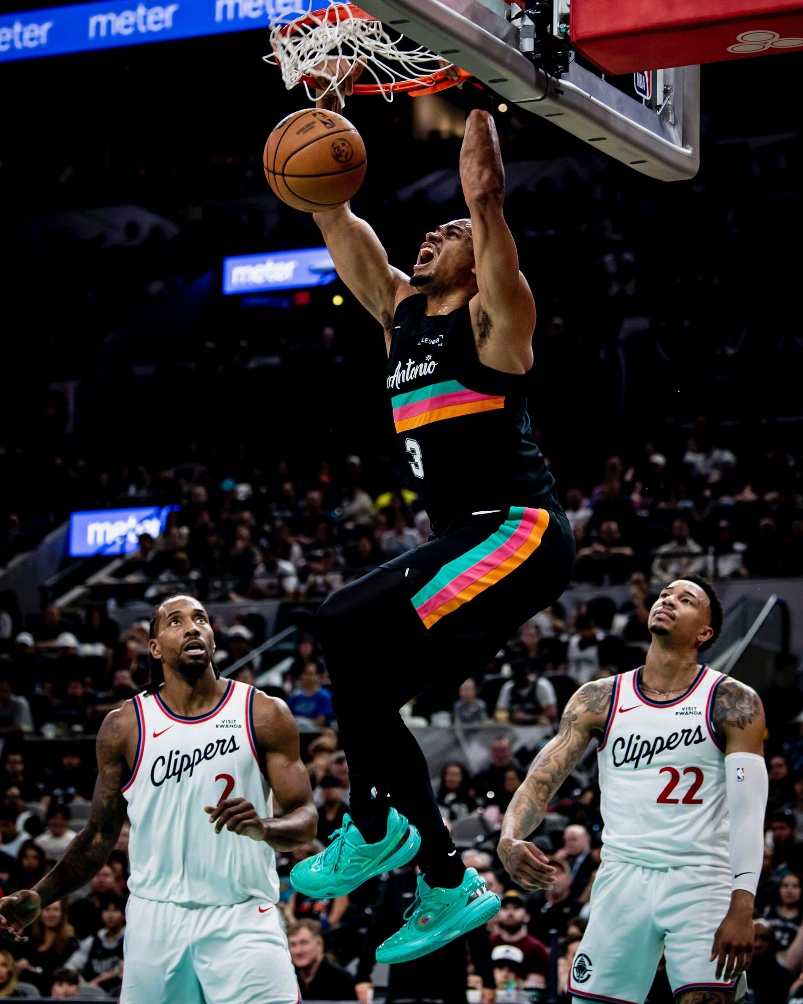 马刺25分大逆转以116-112击败快船！其中下半场，马刺打出了70-46的半场